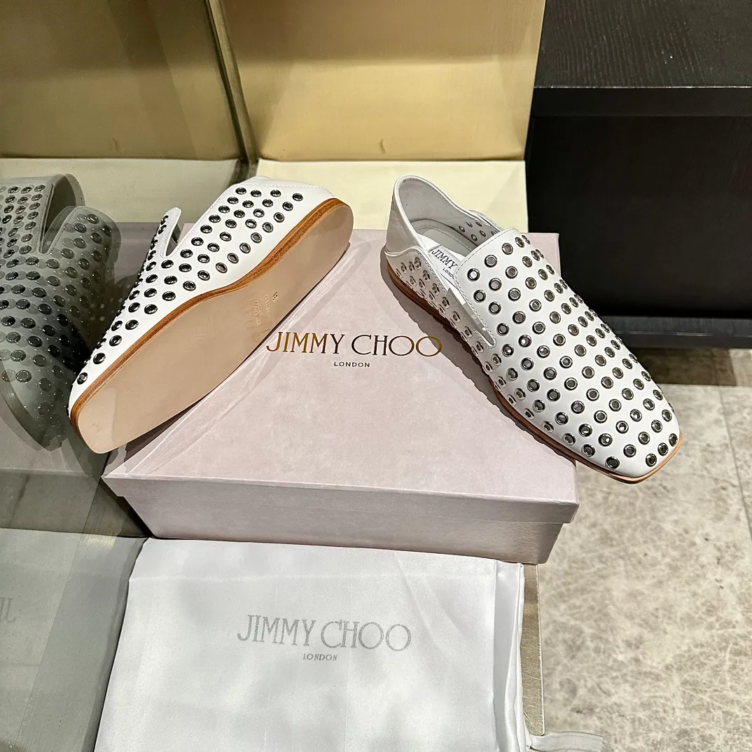 👟👟Ex-factory price 660👟👟 The new JIMMY CHOO, Loaf shoes, exclusive sale, rivet decoration design style is very unique, designed with the latest technology, strong three-dimensional effect👍Multiple technologies are integrated together, subverting fashion, super stylish! The combination is super beautiful. The original version is 1:1, versatile and trendy, both salty and sweet! Size: 35-40 Outsole: Leather outsole